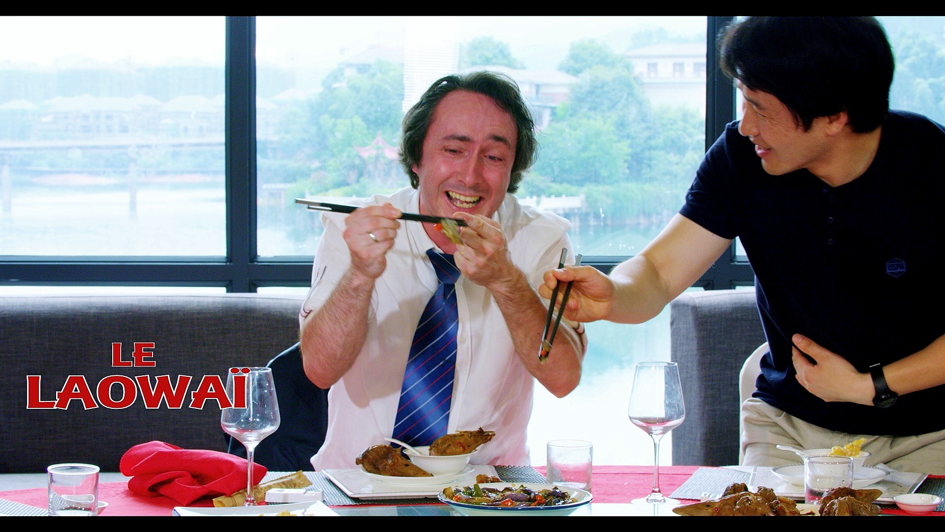 Anthony Gavard sitzt in Le Laowaï an einem Tisch