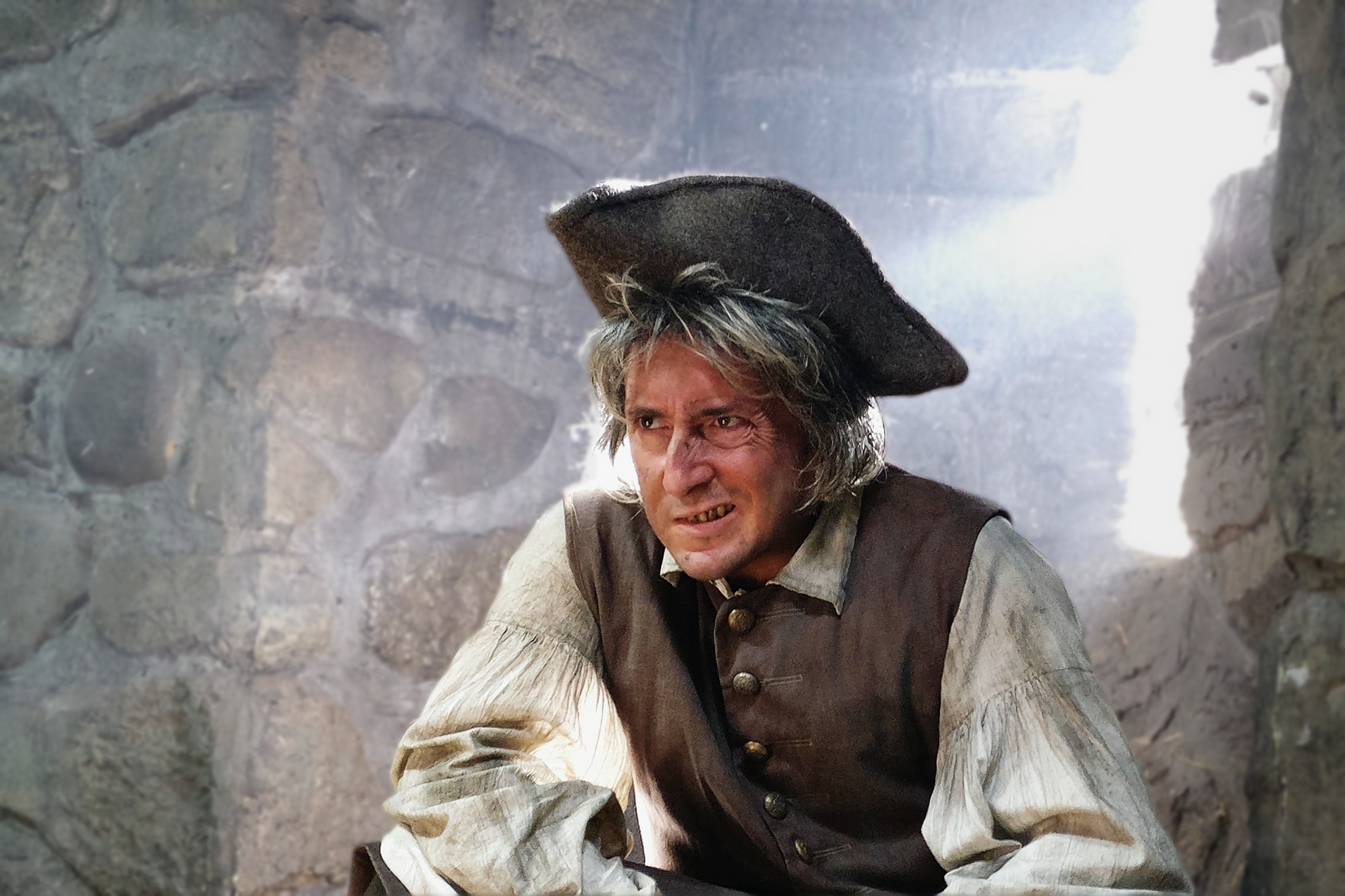 Anthony Gavard in einer Charakterrolle.